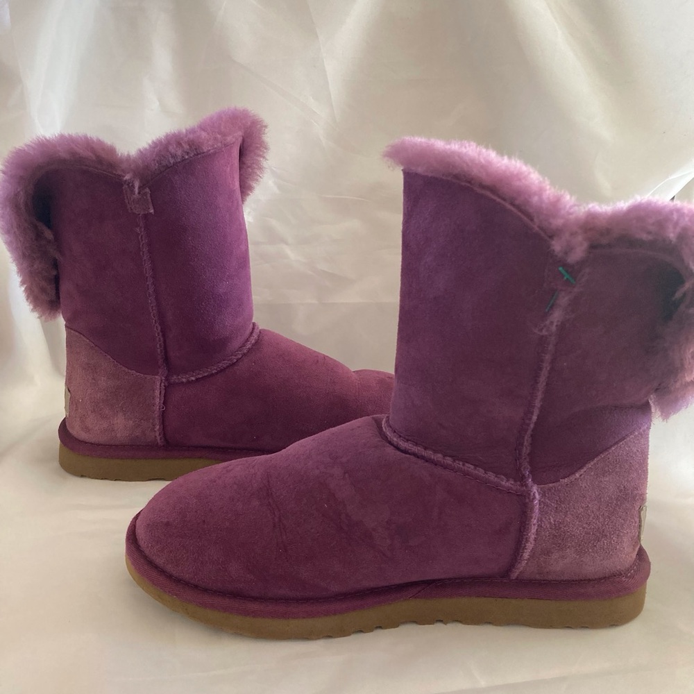 UGG BAILEY BUTTON CLASSIC SUEDE BOOTS IN PURPLE (SUGAR PLUM) SHEEPSKIN, SIZE 6 - Picture 3 of 16